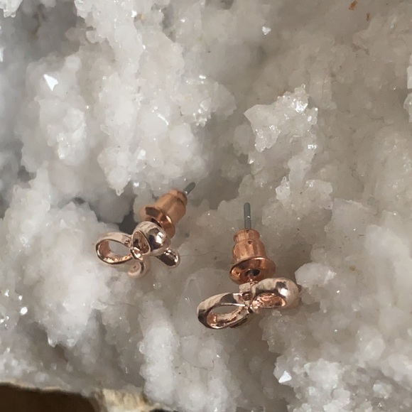 Dainty bow stud earrings! - Picture 2 of 3